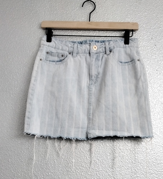 Juniors Denim Mini Skirt    Size 7 - Picture 1 of 3